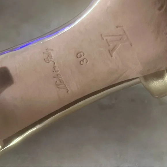 Louis Vuitton gold embossed sandals - Picture 6 of 9